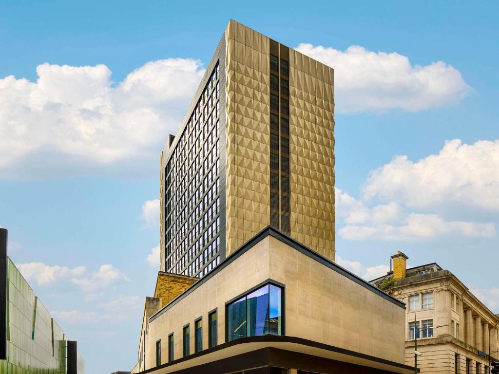 un edificio alto con ventanas laterales en Mercure Newport en Newport