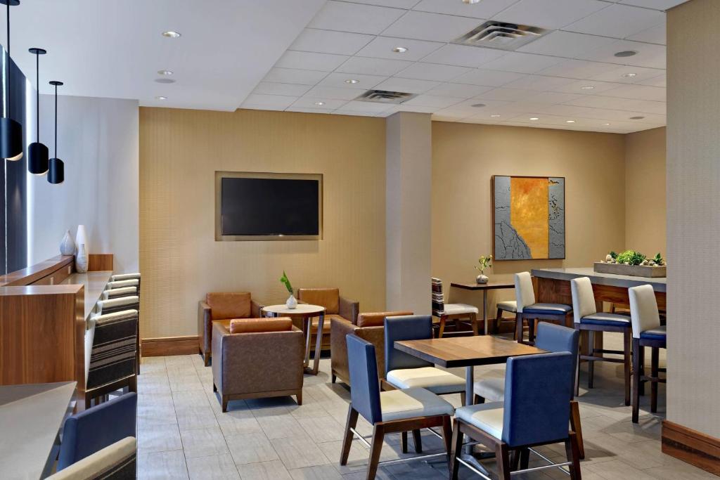 TV a/nebo společenská místnost v ubytování Calgary Marriott Downtown Hotel
