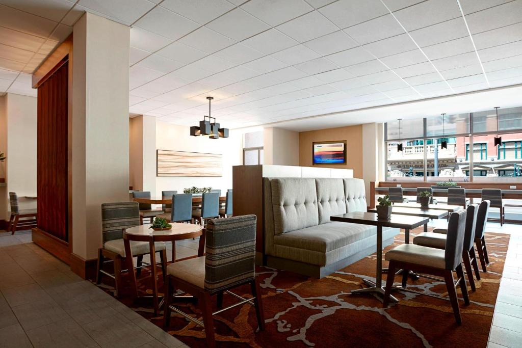 Posezení v ubytování Calgary Marriott Downtown Hotel