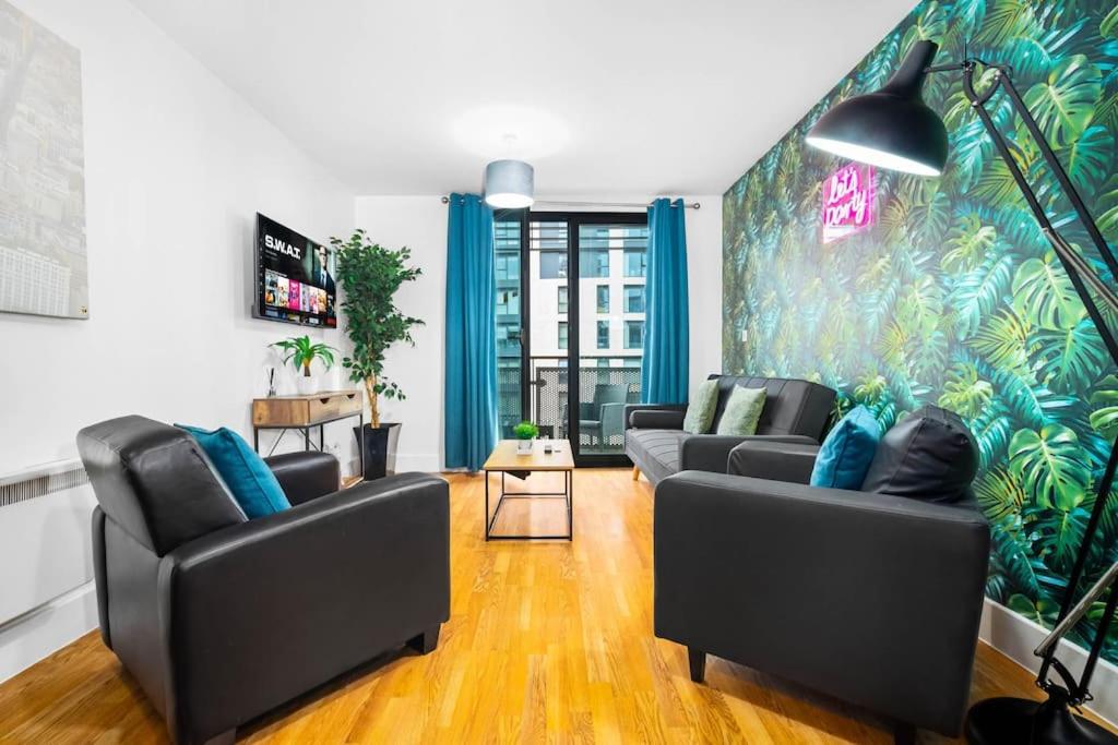 un soggiorno con 2 divani e un murale di Funky Arcadian Center Apartment By Azura Nights a Birmingham