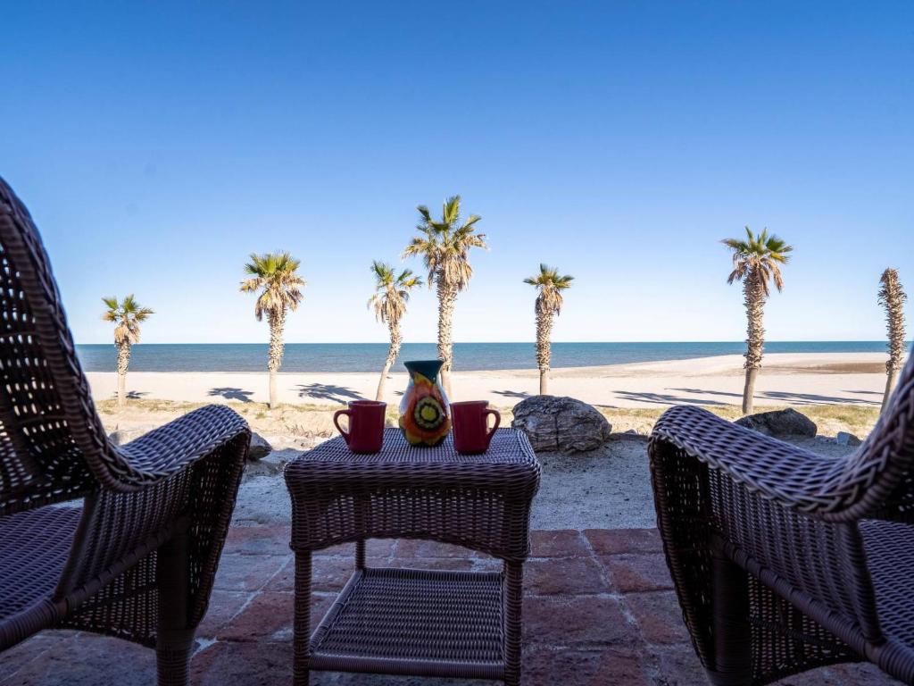 un tavolo con una brocca e due sedie sulla spiaggia di Beachfront San Felipe Villa 721 a San Felipe