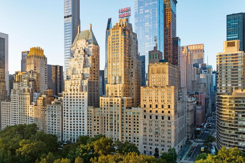 widok na duże miasto z wysokimi budynkami w obiekcie JW Marriott Essex House New York w Nowym Jorku