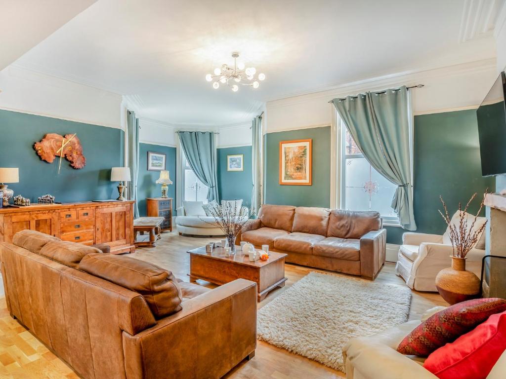a living room with brown furniture and blue walls at 7 Bed in Bridlington 90787 in Bridlington