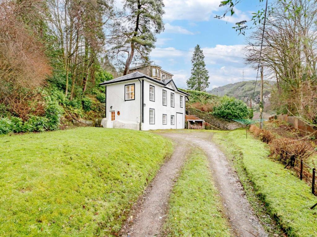 a small white house on a dirt road at 3 Bed in Argyll Bute 90478 in Tighnabruaich