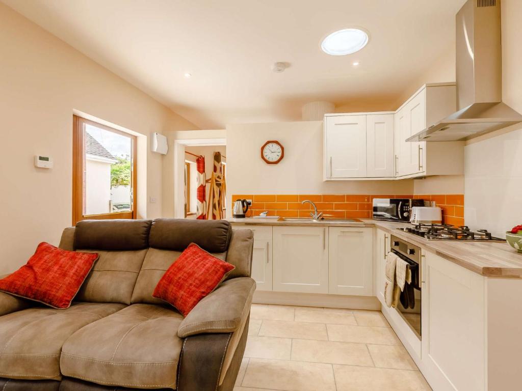 a living room with a couch in a kitchen at 1 Bed in South Molton 89089 in South Molton