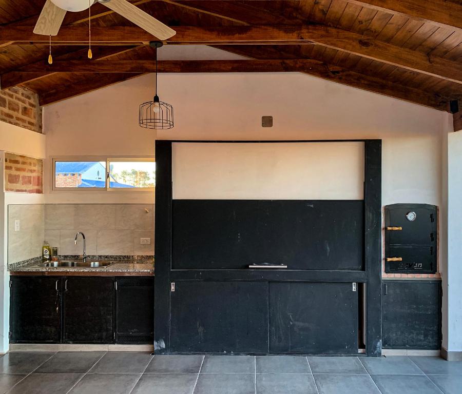 - une grande porte de garage noire dans la cuisine dans l'établissement Posada La Martina, à Goya