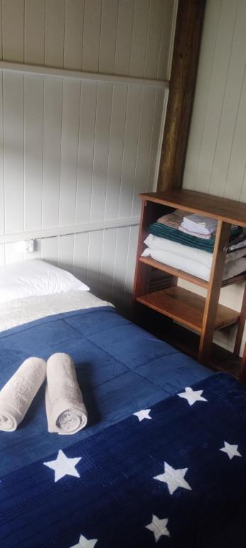 Una habitación con una cama con dos toallas. en Rancho Fontanassi, en Treviso
