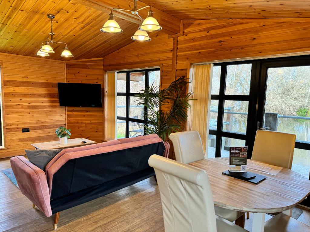 Woodlakes Park By Liv Retreats - Larch Lodge Lakeside视图