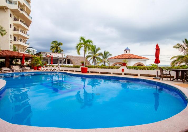 een groot blauw zwembad in een resort bij Playa Bonita in Puerto Vallarta