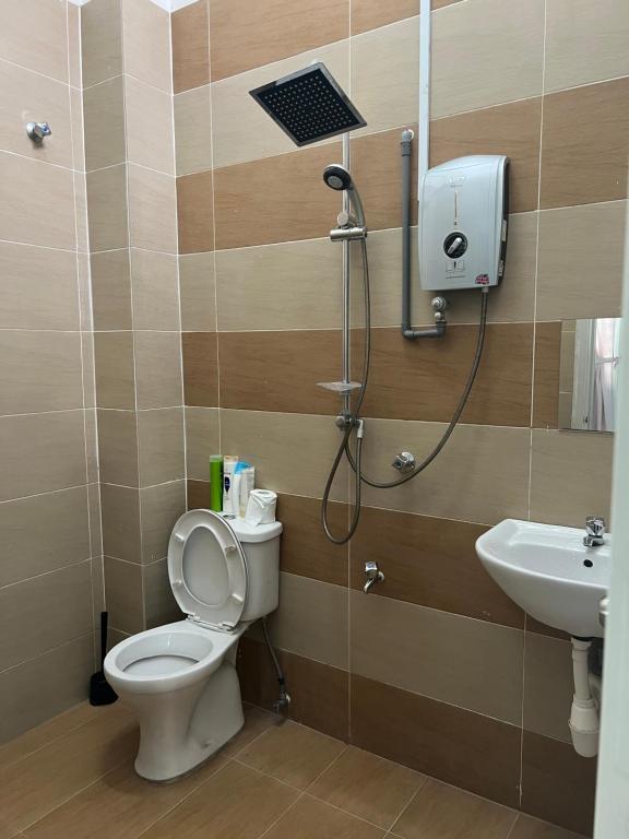 een badkamer met een toilet en een wastafel bij Cosy House For Family Or Group In Bukit Beruang Melaka in Kampong Pengkalan Batu