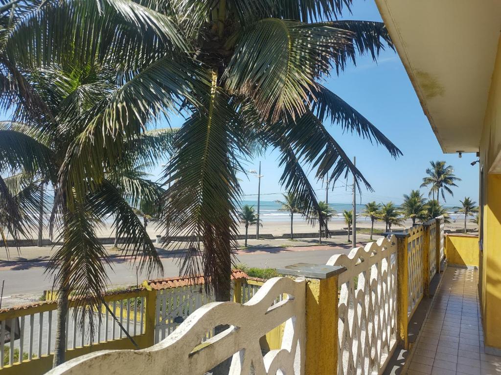 uma vista para a praia a partir da varanda de uma casa em Pousada em Mongaguà Kali 2 em Mongaguá