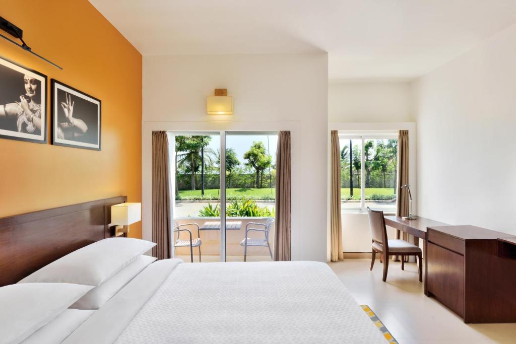 Postel nebo postele na pokoji v ubytování Four Points by Sheraton Mahabalipuram Resort & Convention Center