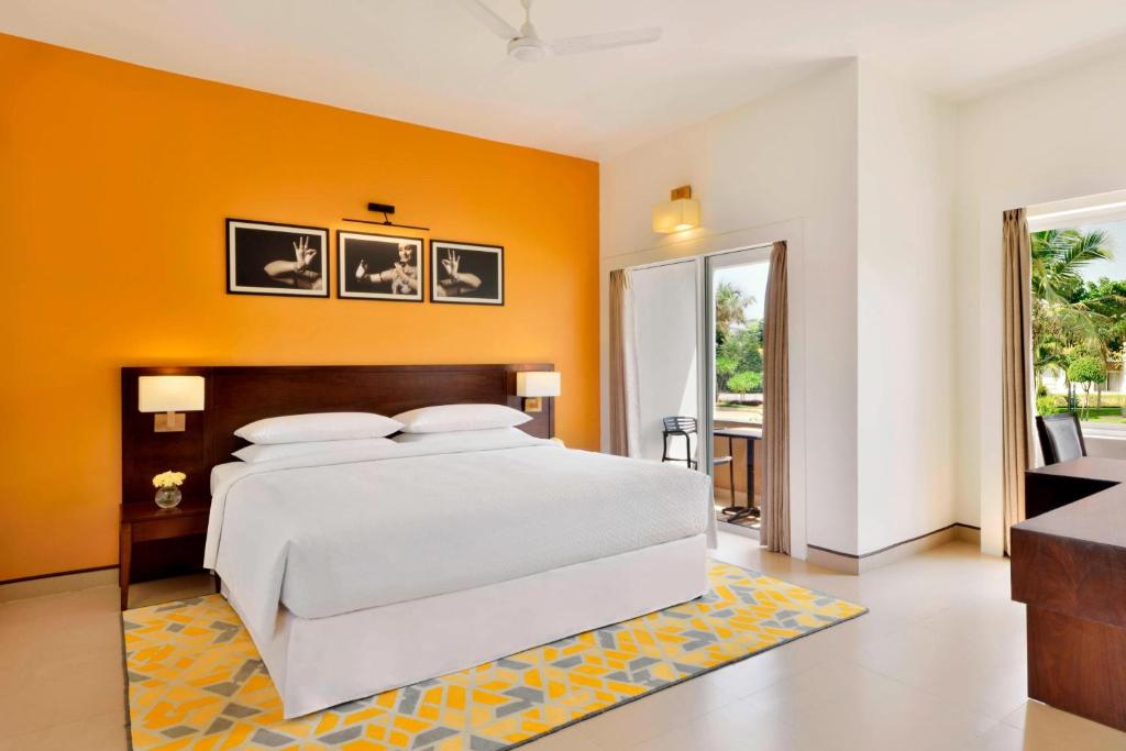 Postel nebo postele na pokoji v ubytování Four Points by Sheraton Mahabalipuram Resort & Convention Center