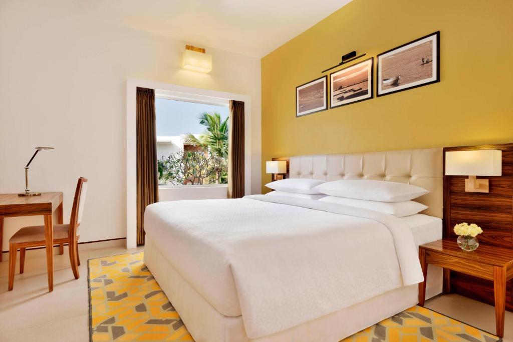 Postel nebo postele na pokoji v ubytování Four Points by Sheraton Mahabalipuram Resort & Convention Center