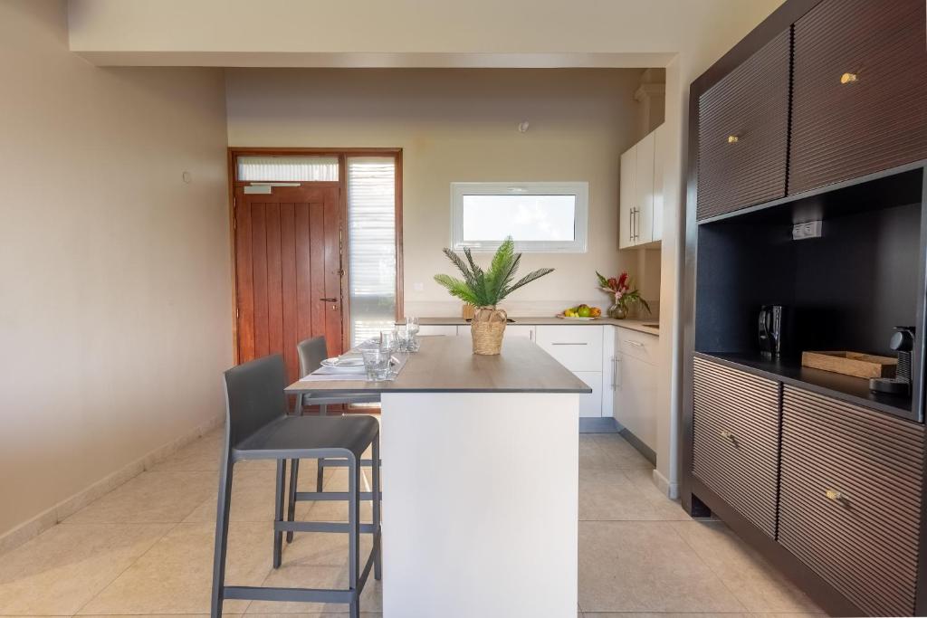 Kuchyň nebo kuchyňský kout v ubytování Physacap Suites & Villas