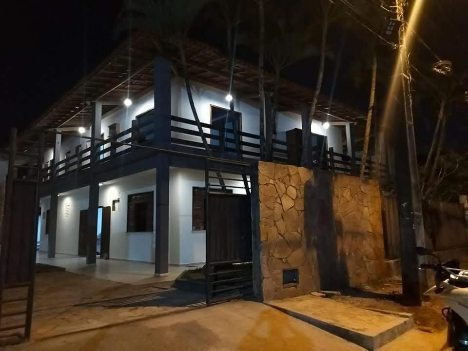 um edifício em construção à noite em Santorini Hospedaria em Ilhéus