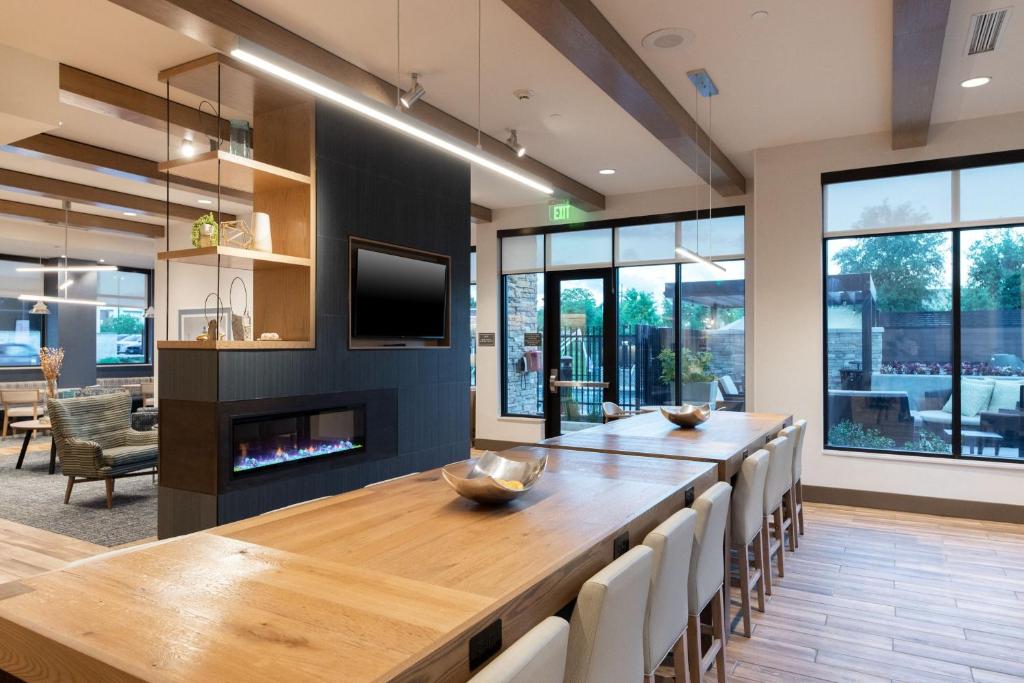 uma sala de jantar com uma grande mesa de madeira e cadeiras em Residence Inn by Marriott Arvada Denver West em Arvada