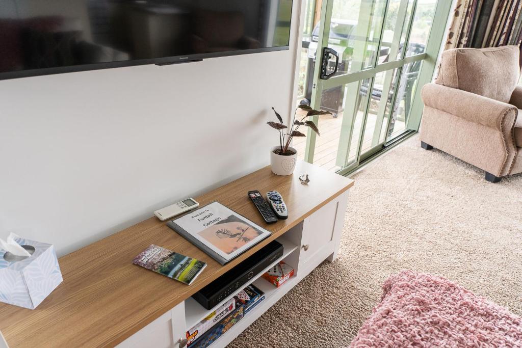 TV a/nebo společenská místnost v ubytování Fantail Cottage