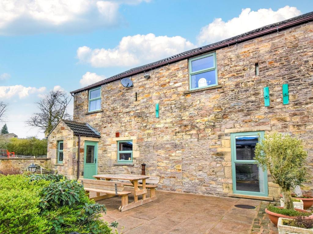 a stone house with a picnic table in front of it at 4 Bed in Whaley Bridge PK535 in Whaley Bridge