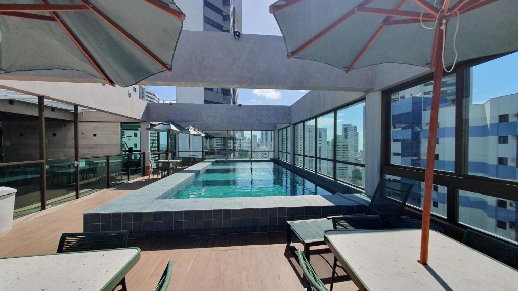 ein Swimmingpool auf einem Gebäude in der Unterkunft Flat Super Luxo - Boa Viagem in Recife