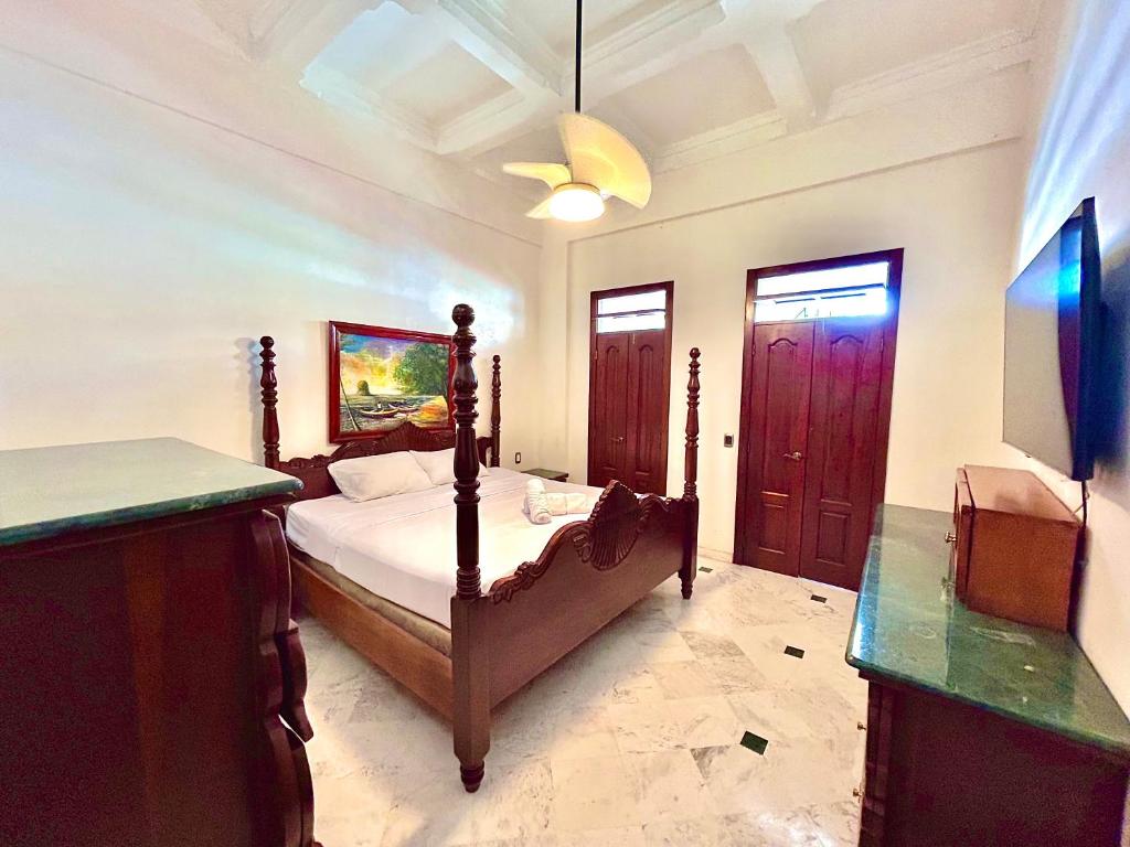 1 dormitorio con 1 cama en una habitación con barra en Grand Bazaar El Conde, en Santo Domingo