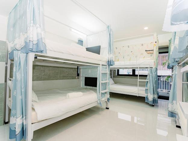 Postel nebo postele na pokoji v ubytování ALOHA SAIGON PREMIUM HOSTEL by Local Travel Experts - Newly opened, Less-touristy location, Spacious rooms, Glass shower bathroom, Free breakfast & Walking Tour