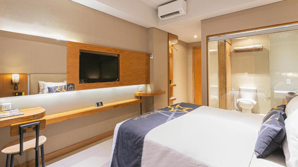Postel nebo postele na pokoji v ubytování Yellow Star Ambarukmo Hotel