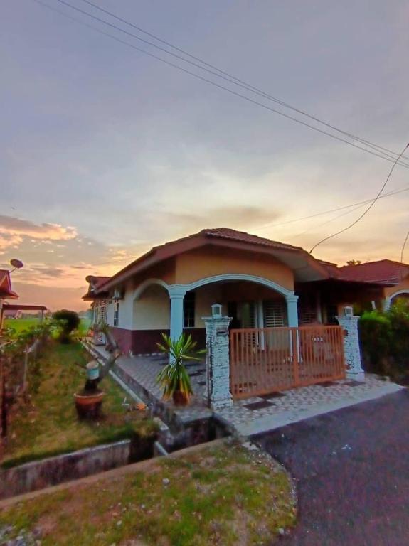 a small house with a porch at Ebnur Homestay in Arau