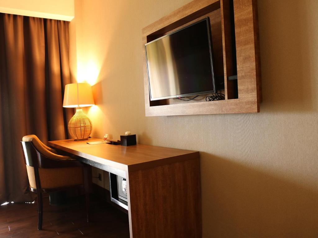 TV a/nebo společenská místnost v ubytování Emersia Hotel & Resort Batusangkar