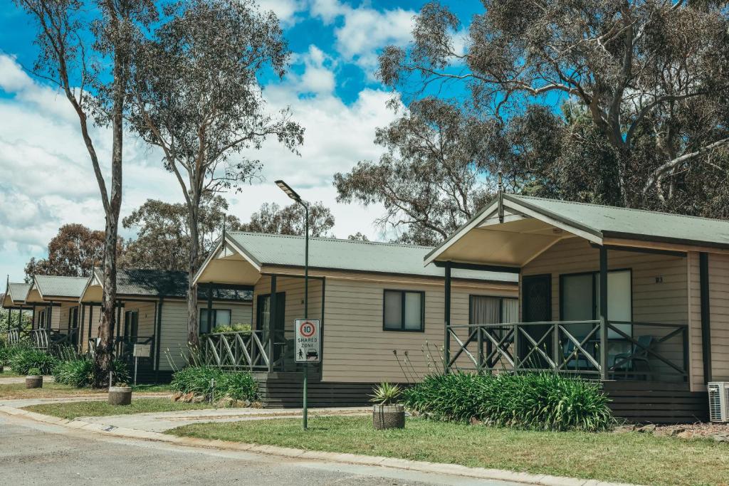 una fila de casas modulares al lado de una carretera en Eaglehawk Park Canberra en Canberra