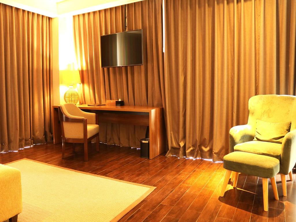 TV a/nebo společenská místnost v ubytování Emersia Hotel & Resort Batusangkar