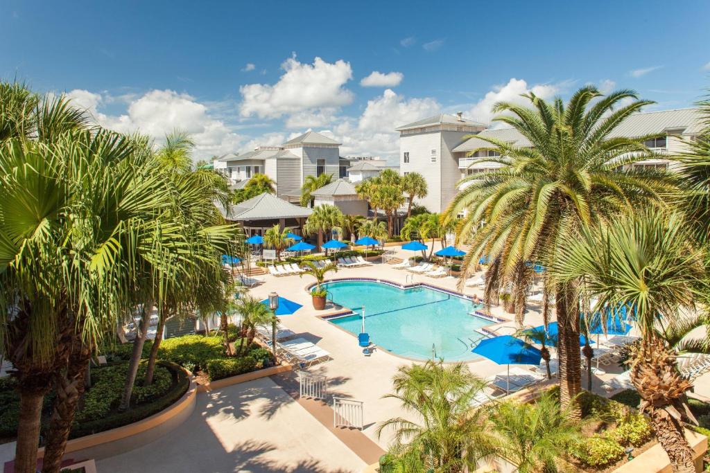 una vista aérea de una piscina del complejo con palmeras en Marriott Hutchinson Island Beach Resort, Golf & Marina, en Stuart
