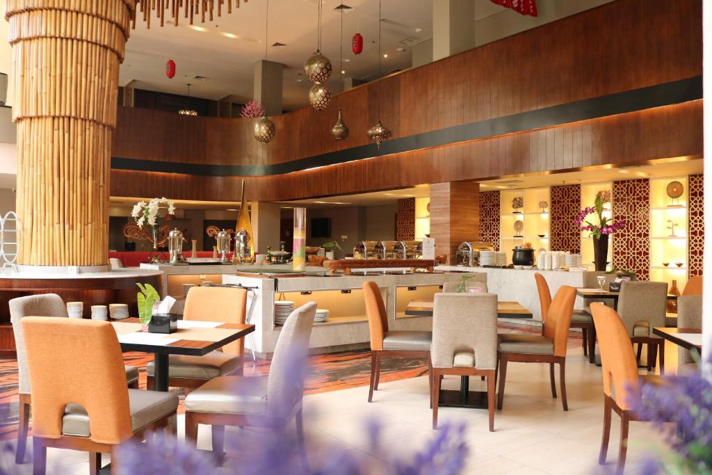 Restaurace v ubytování Emersia Hotel & Resort Batusangkar