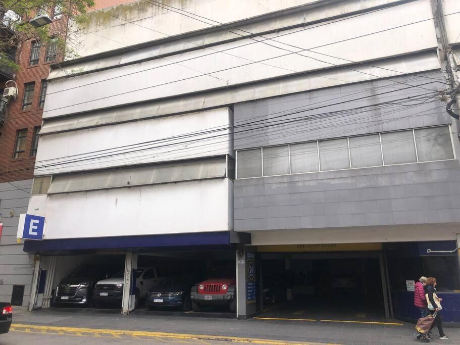 un edificio con coches estacionados en un estacionamiento en Céntrico , Ideal para familias y amigos ! en Rosario