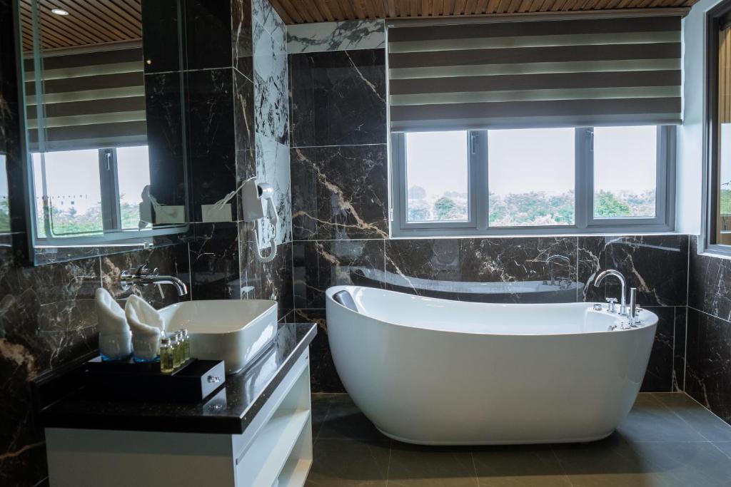 Koupelna v ubytování Royal Dương Nội Hotel