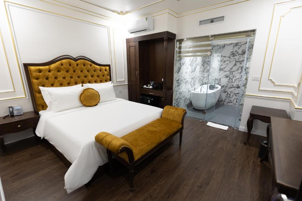 Postel nebo postele na pokoji v ubytování Royal Dương Nội Hotel