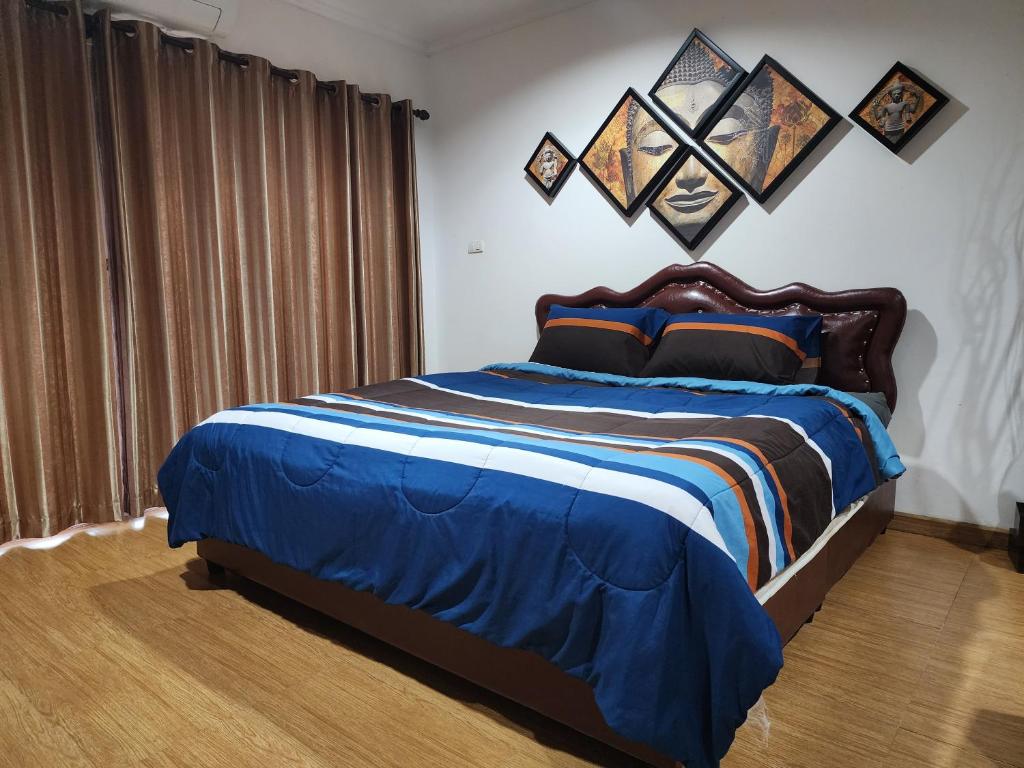 Un dormitorio con una cama grande con una manta azul. en Cozy Condo @ Baan Klang Hua Hin, en Hua Hin