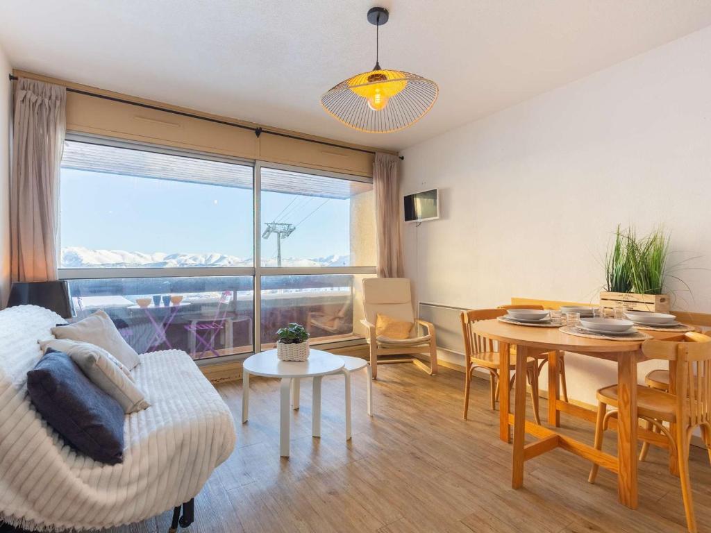 un salon avec une table et une salle à manger dans l'établissement Studio Panoramique au Pied des Pistes, 5 Pers., St-Lary-Soulan - FR-1-296-492, à Saint-Lary-Soulan