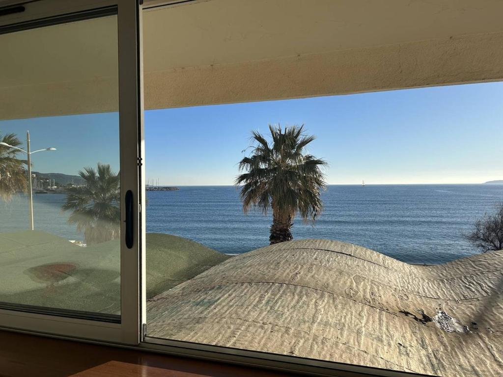 uma vista para o oceano a partir de uma janela em Appartement Le Lavandou, 2 pièces, 4 personnes - FR-1-251-581 em Le Lavandou