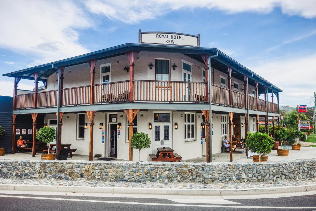 a building on the side of a street at Royal Hotel Kew in Kew