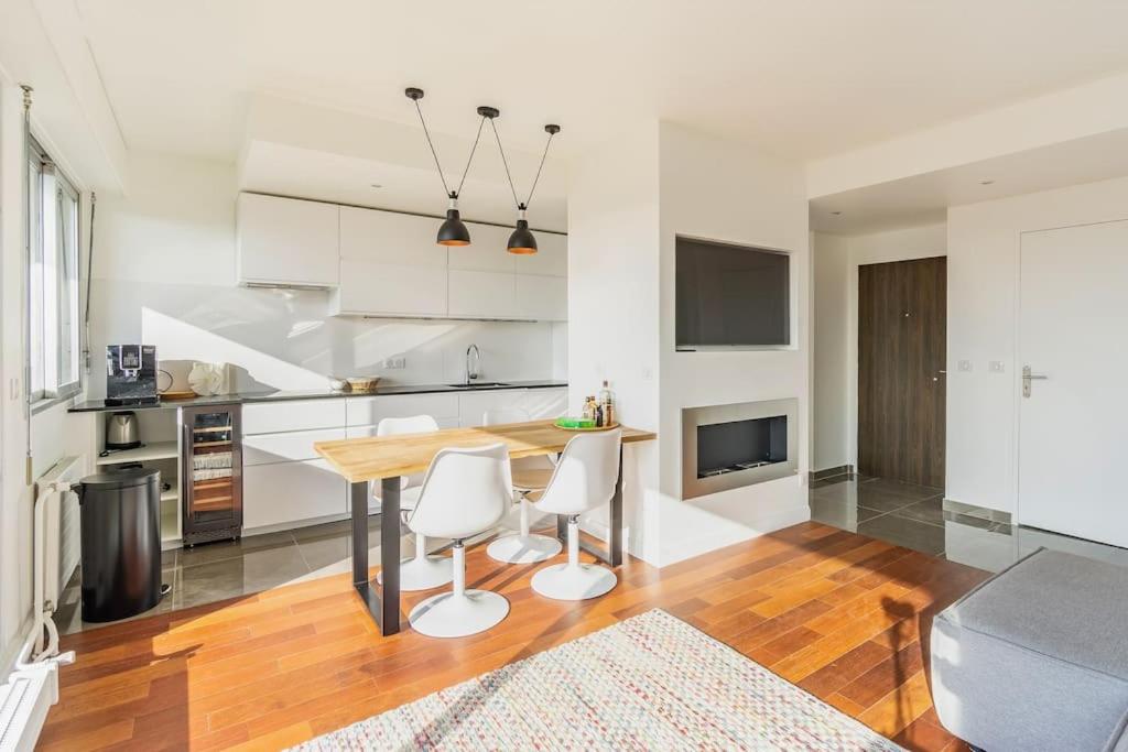 Kuchyň nebo kuchyňský kout v ubytování Comfortion Le Papillon - Appartement de luxe avec vue et piscine