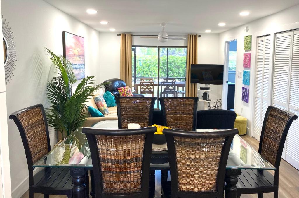 ein Esszimmer mit einem Tisch und Stühlen in der Unterkunft Casa Bella: Great location for a Beach Vacation in Fort Myers