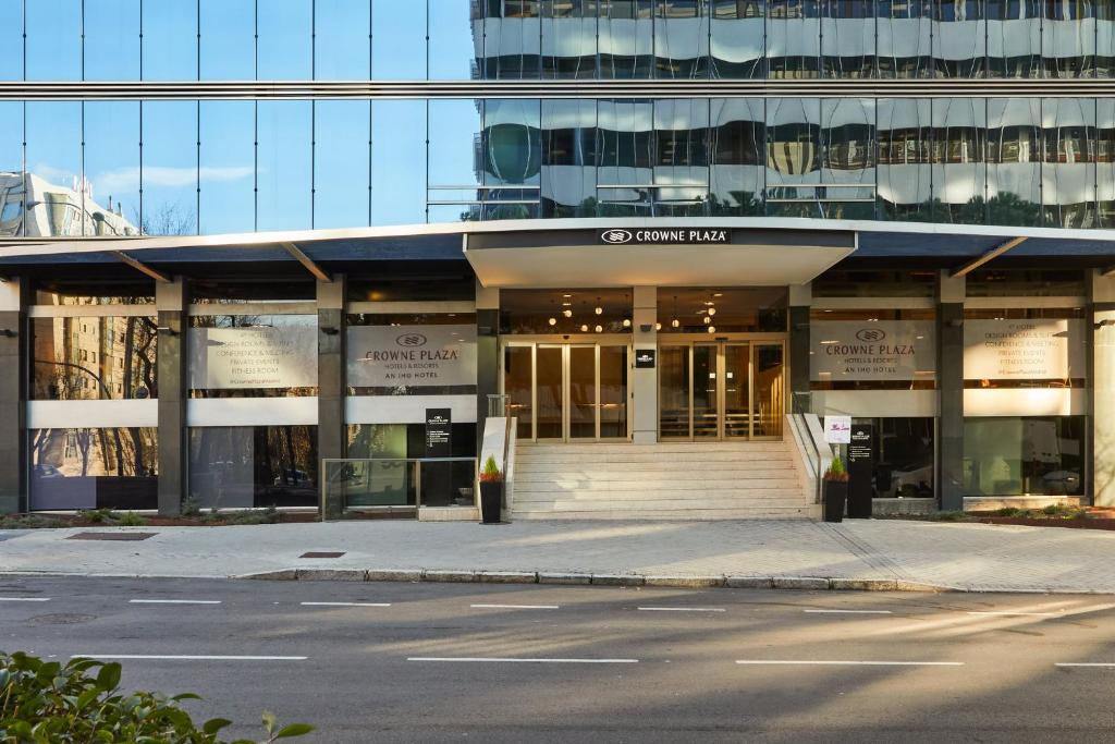 un bâtiment avec une rue vide devant lui dans l'établissement Crowne Plaza Madrid - Centre Retiro, an IHG Hotel, à Madrid