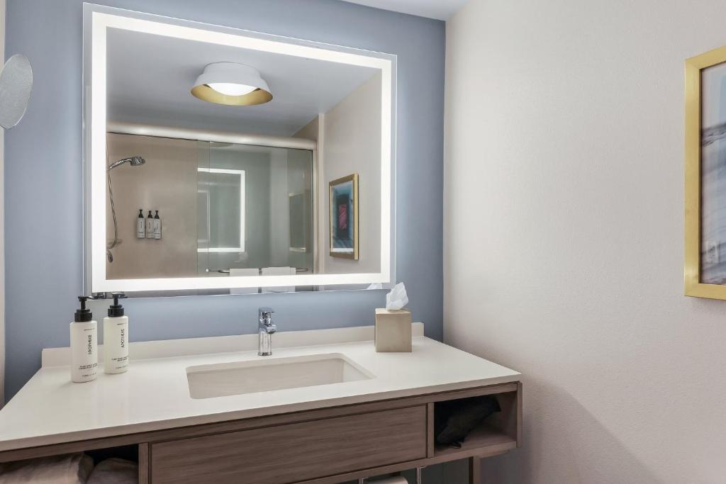 Crowne Plaza Ft Myers Gulf Coast by IHG photo