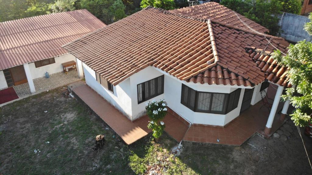 een uitzicht op een huis met een dak bij Rose Marie Trujillo in Roboré