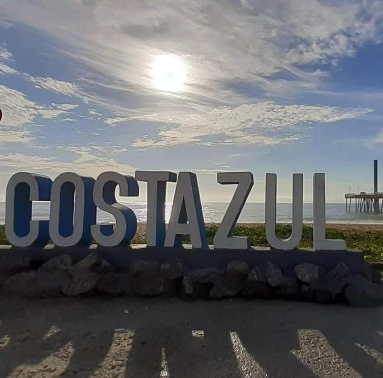 een bord voor costachi op het strand bij Casa da Praia em Costazul in Rio das Ostras