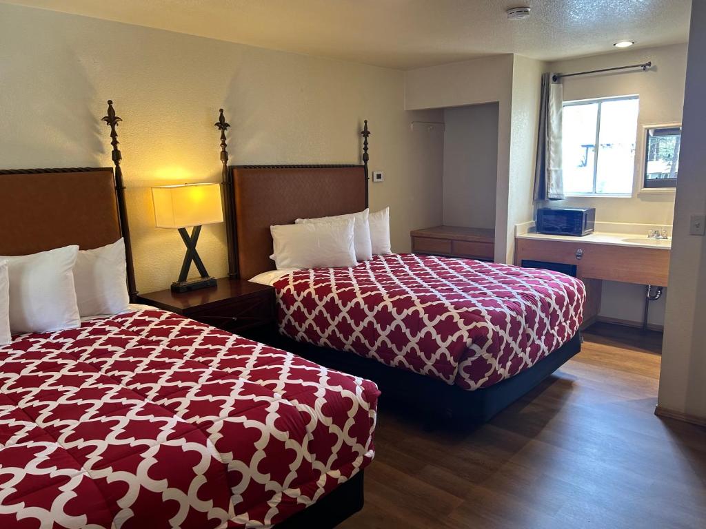 een hotelkamer met twee bedden en een raam bij Snow Bear Lodge in Big Bear Lake