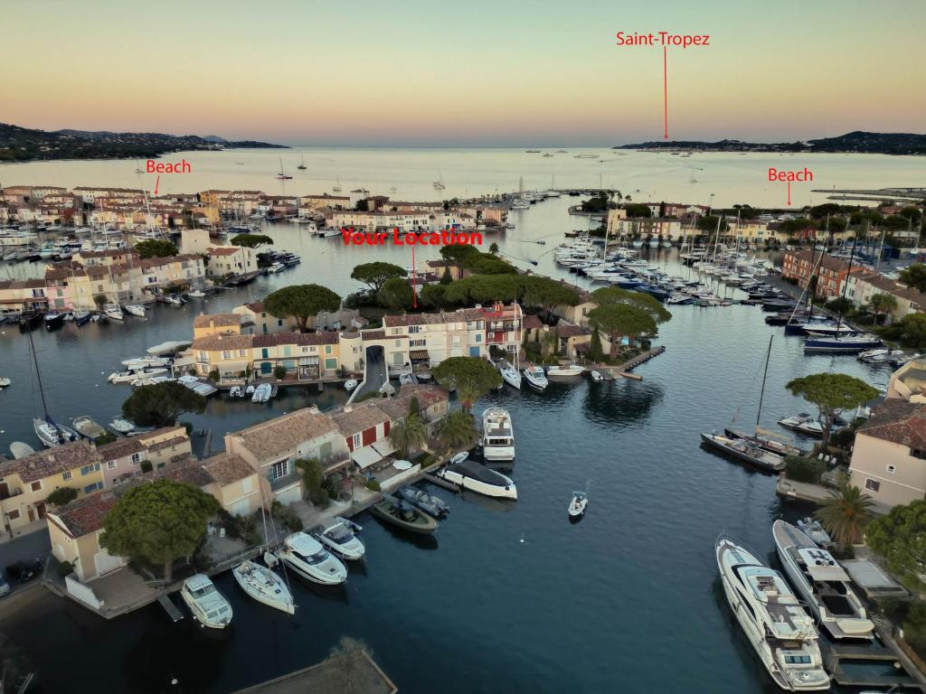 une vue aérienne d'un port avec des bateaux dans l'eau dans l'établissement Hübsches Haus direkt am Wasser, St. Tropez 15 Min!, à Grimaud