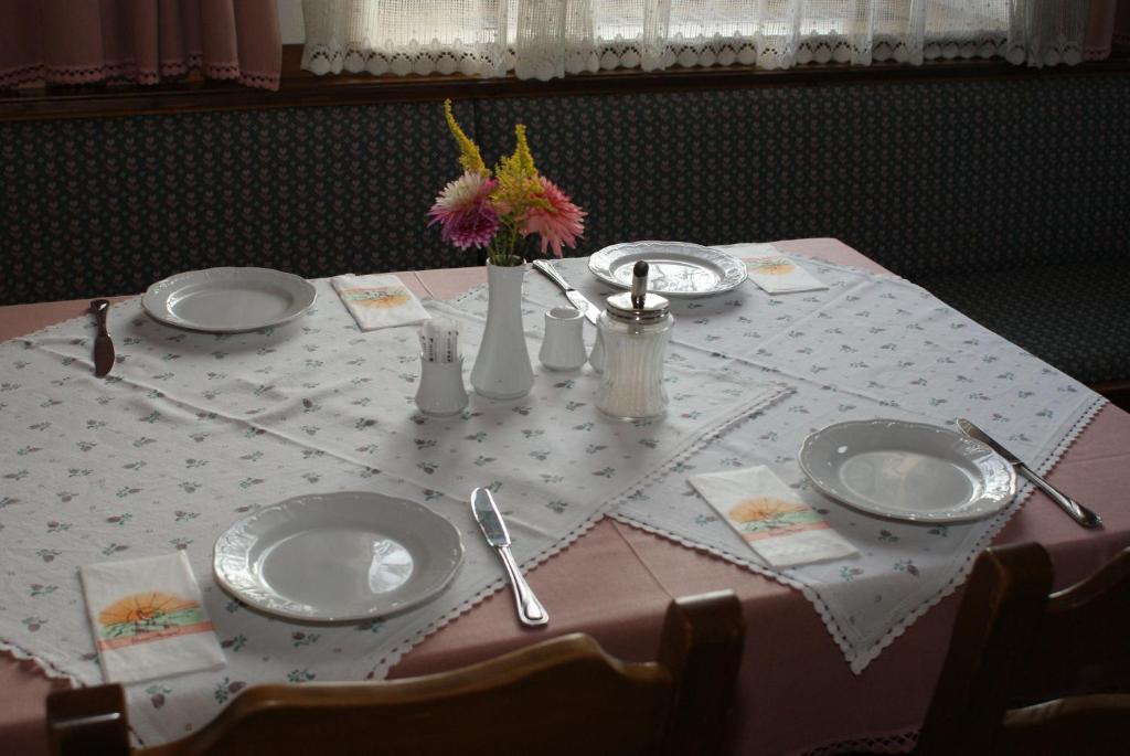 Restaurace v ubytování Zöchbauer Gästehaus - Hotel Garni