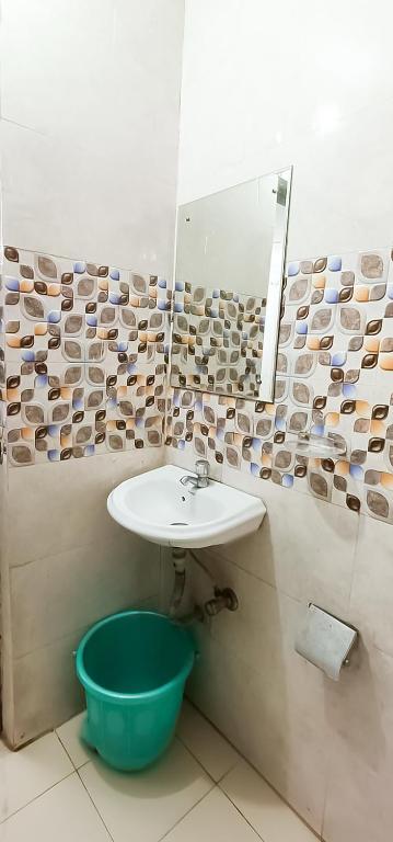 a bathroom with a sink and a mirror at Niketan INN - Near Chanakyapuri Embassy Area in New Delhi